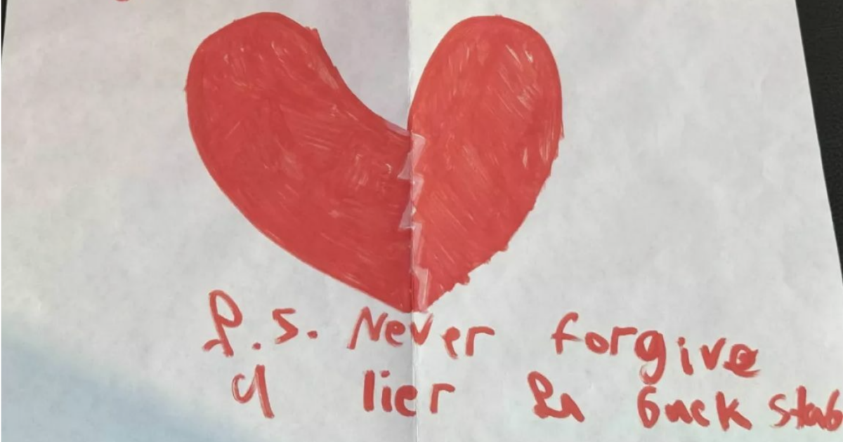 “Non perdonerò mai dei bugiardi traditori, vi odio”: bimba di 8 anni scopre la verità su Babbo Natale e sfoga la rabbia contro i genitori