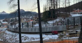 Copertina di Milano-Cortina, l’ultimo capitolo sulla pista da bob è clamoroso: “Se i lavori non finiscono in tempo, il piano B è Lake Placid, negli Usa”
