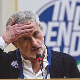 Copertina di “Dai, trovami un’assemblea”. Alemanno finisce in carcere