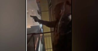 Copertina di Capodanno a Napoli, la videodenuncia di Borrelli: “Colpi di pistola dal balcone e bambini con armi. Atti criminali”