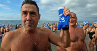 Copertina di “Vi aspettavate l’accappatoio damascato, vero?”: al tuffo di Capodanno di Viareggio c’è anche Vannacci: