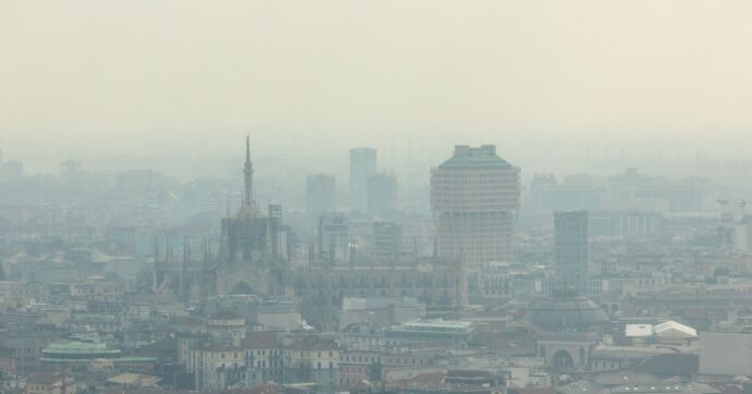 Supersmog a Milano, picco di aria inquinata nel giorno di Capodanno: Pm10 tre volte sopra la soglia massima