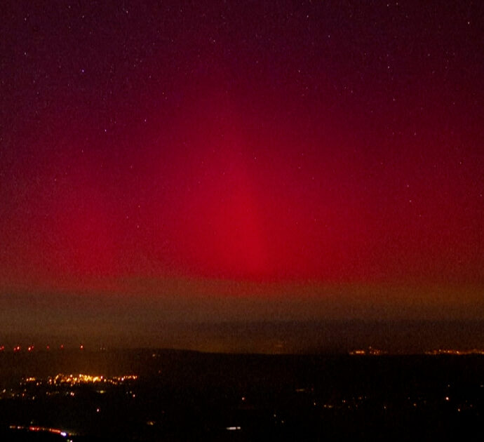 La magia dell’aurora boreale arriva anche nella Francia meridionale: il fenomeno reso possibile dall’intensa attività solare