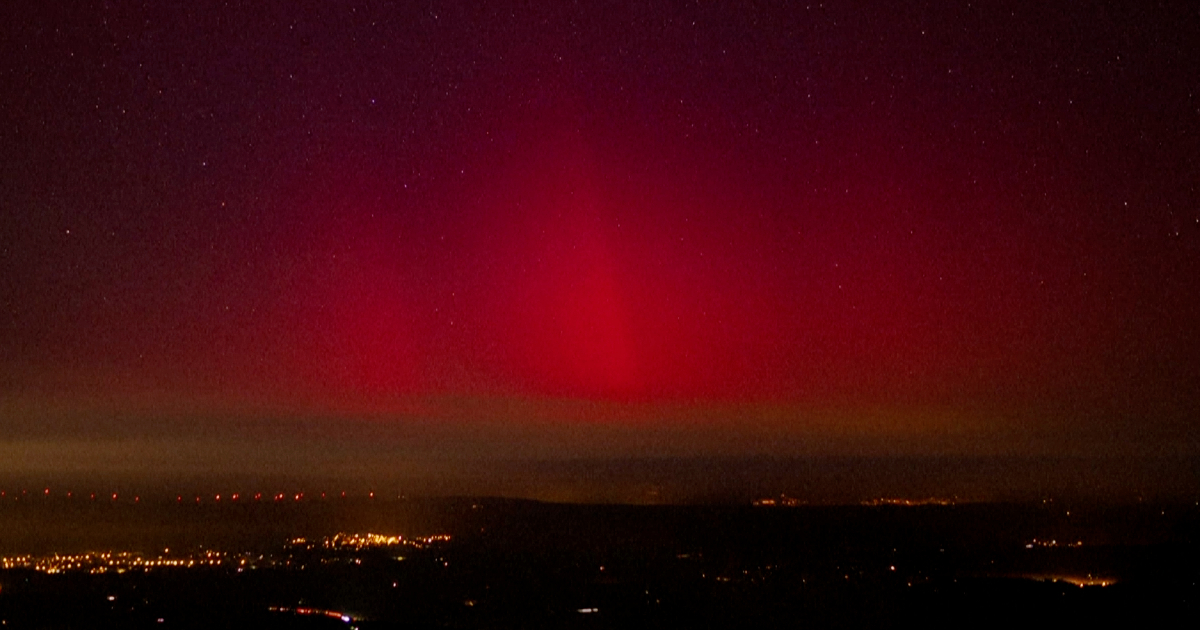 La magia dell’aurora boreale arriva anche nella Francia meridionale: il fenomeno reso possibile dall’intensa attività solare