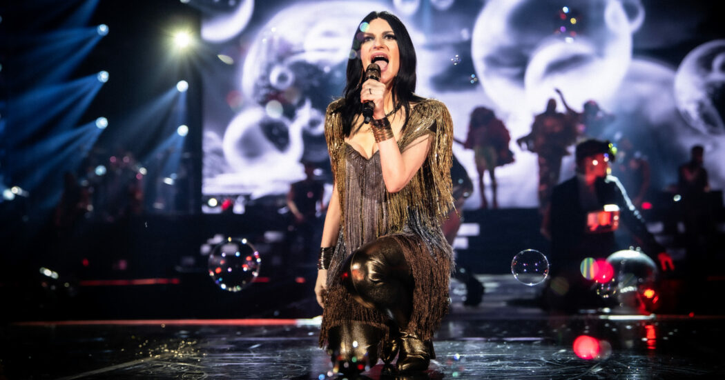 Laura Pausini omaggia Raffaella Carrà durante lo show di Capodanno e chiude due anni del suo tour mondiale: “Nulla di tutto questo è scontato” – IL VIDEO