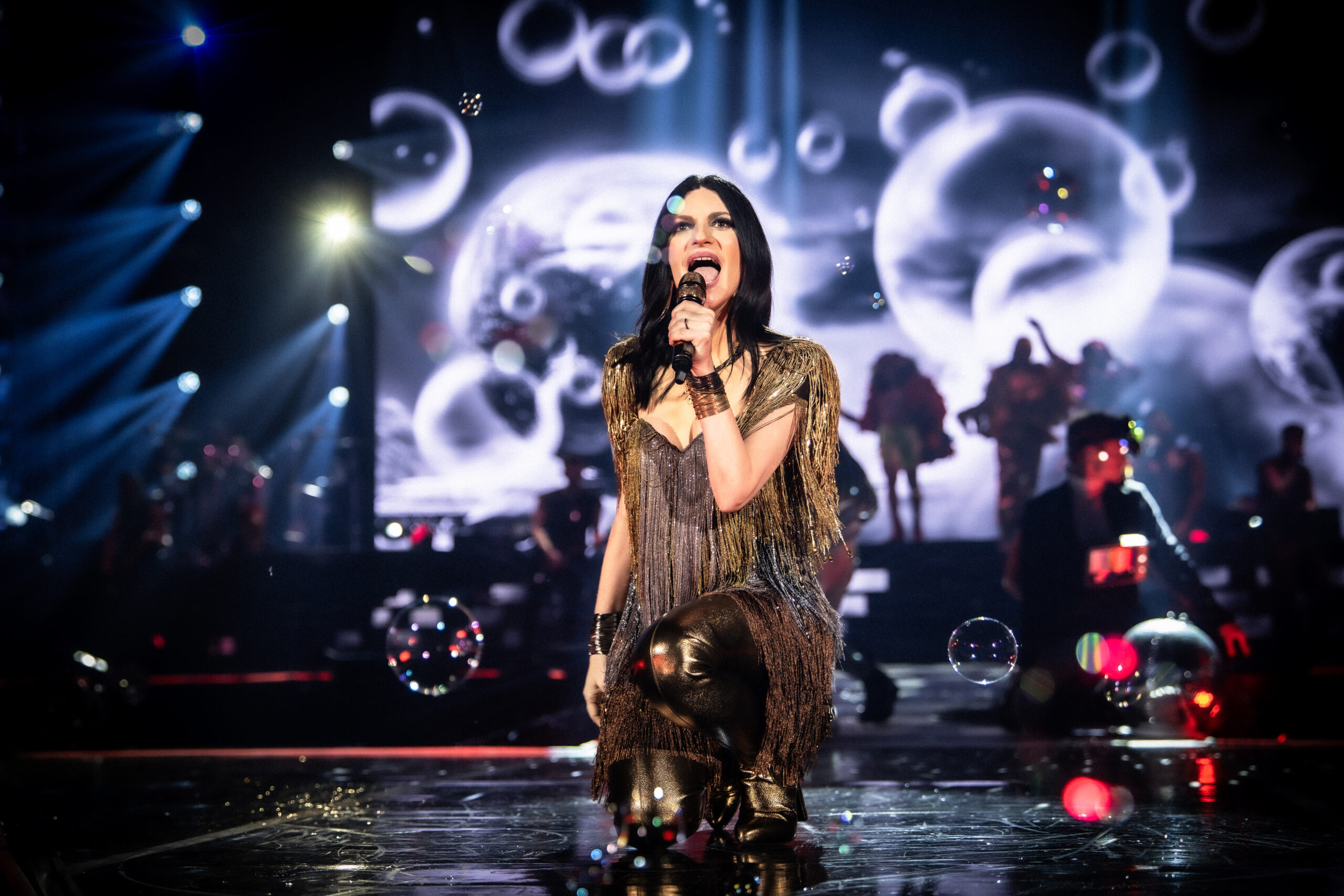 Laura Pausini omaggia Raffaella Carrà durante lo show di Capodanno e chiude due anni del suo tour mondiale: “Nulla di tutto questo è scontato” – IL VIDEO