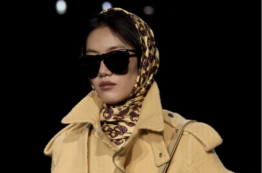 Copertina di Tutti pazzi per le sciarpe attorno alla testa: Il nuovo copricapo di tendenza è lo stesso accessorio che utilizzerebbe la nonna per proteggersi dal freddo