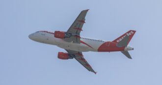 Copertina di Minaccia il personale e prova ad aprire il portellone dell’aereo: volo dirottato d’urgenza a Bari