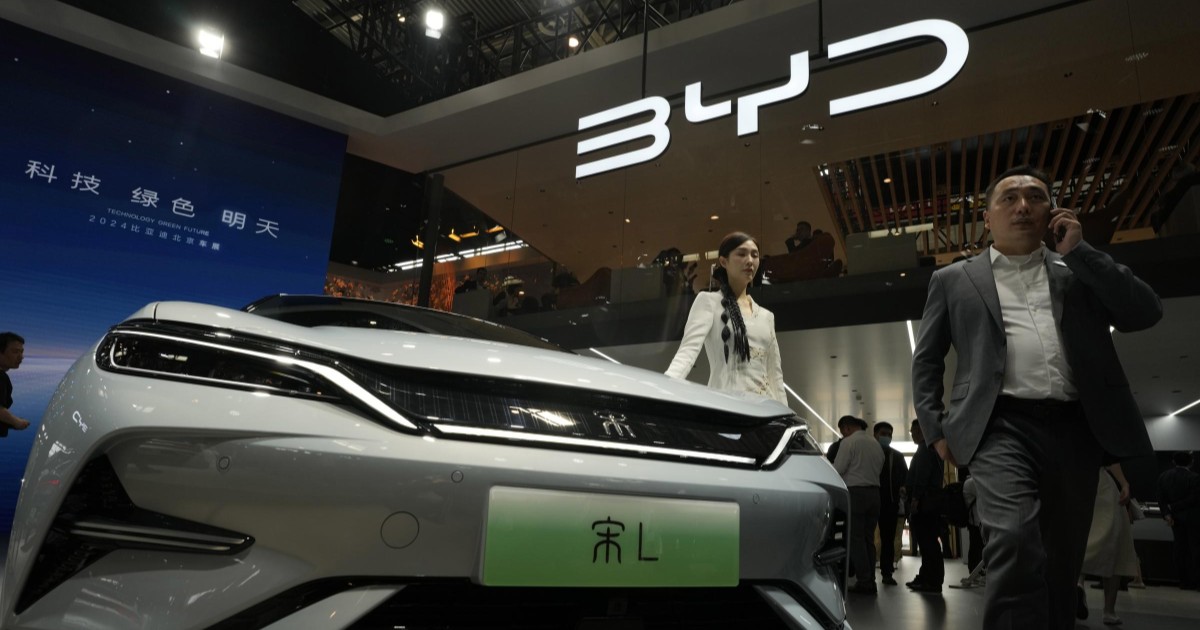 Byd, vendite record di ibride plug in ed elettriche a fine anno. Tesla sempre più vicina