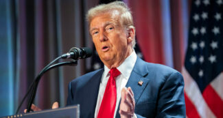 Copertina di Ford e GM si inchinano già  a Trump donando milioni