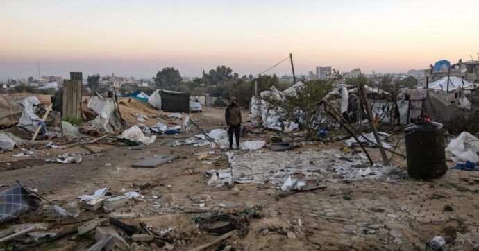 Nuovi raid di Israele a Gaza, colpito un campo profughi: ucciso il capo della polizia di Hamas e il suo vice. Tra i morti anche tre bambini