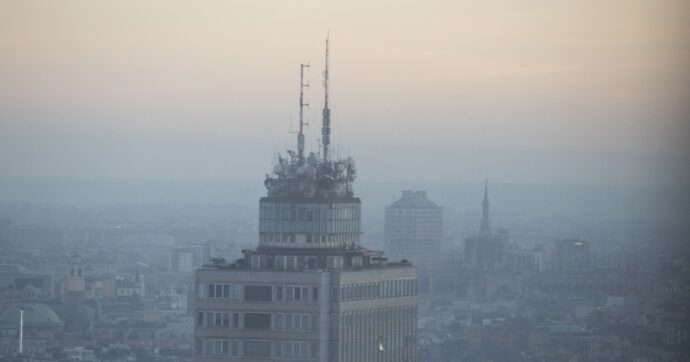 La settimana irrespirabile della Lombardia, lo smog non soffoca solo Milano: da Cremona al caso Soresina, tra auto e allevamenti intensivi