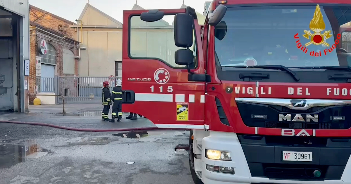 Milano, incendio in un capannone di 2mila metri quadrati in viale Sarca: nell’edificio bombole di gpl e solventi