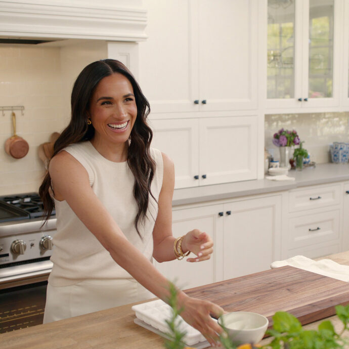 Meghan Markle torna sui social dopo sette anni e si mette ai fornelli in versione casalinga felice per Netflix