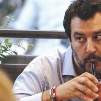 Copertina di Matteo Salvini va contro se stesso: “Si può bere come prima”