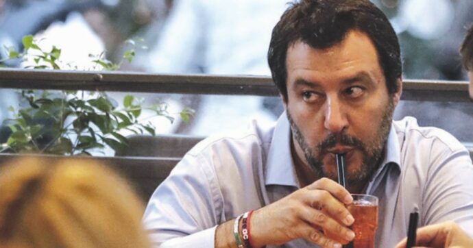 Copertina di Matteo Salvini va contro se stesso: “Si può bere come prima”