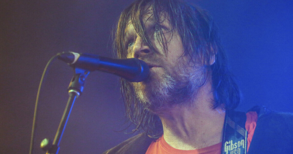 “Mi facevo di eroina e il crack. Quando diventi una popstar, il sesso diventa allettante. L’ho fatto fino allo sfinimento ogni sera”: lo rivela Evan Dando