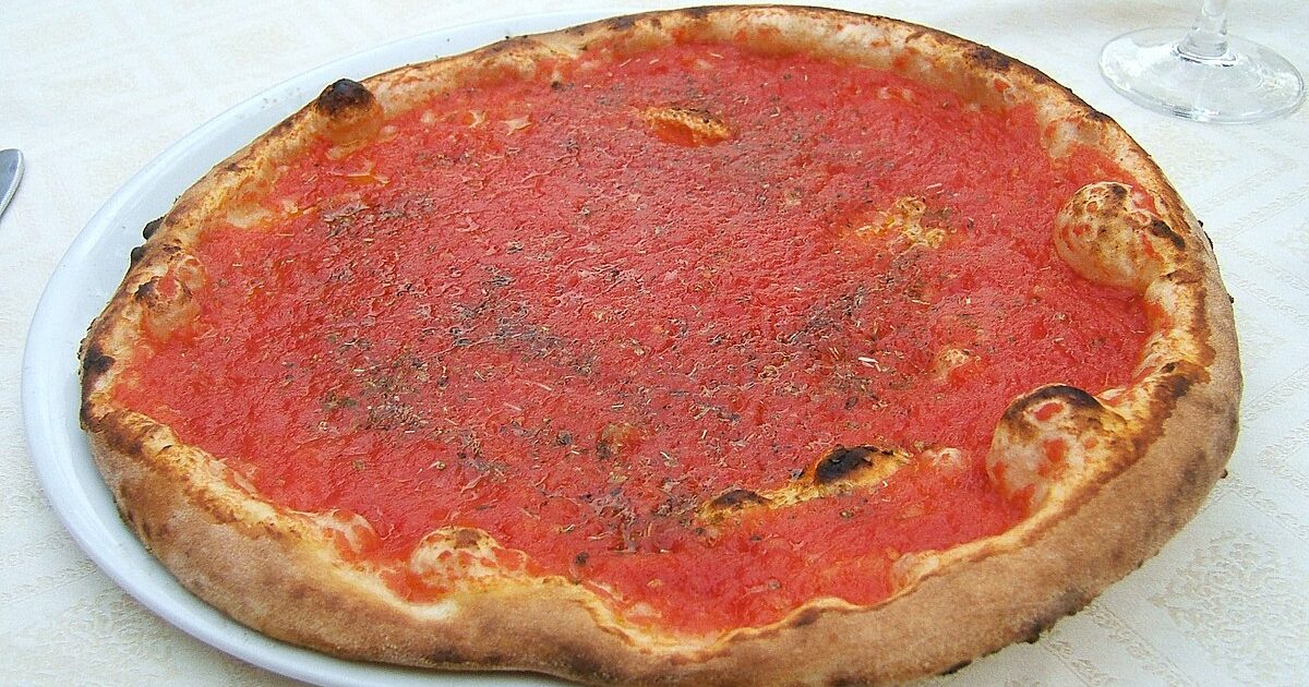 “Pizza marinara a 17 euro? Sono i nostri prezzi del Capodanno”: un cameriere lascia senza parole alcuni cliente furiosi per lo scontrino “pazzo”