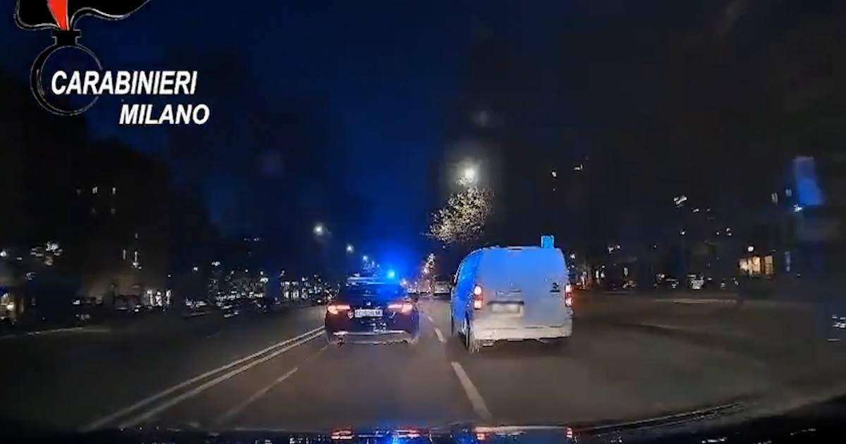 Evade dai domiciliari e ruba un furgone: inseguimento da film per le vie di Milano – Video