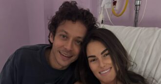 Copertina di Valentino Rossi è di nuovo padre: l’annuncio insieme alla compagna Francesca Sofia Novello