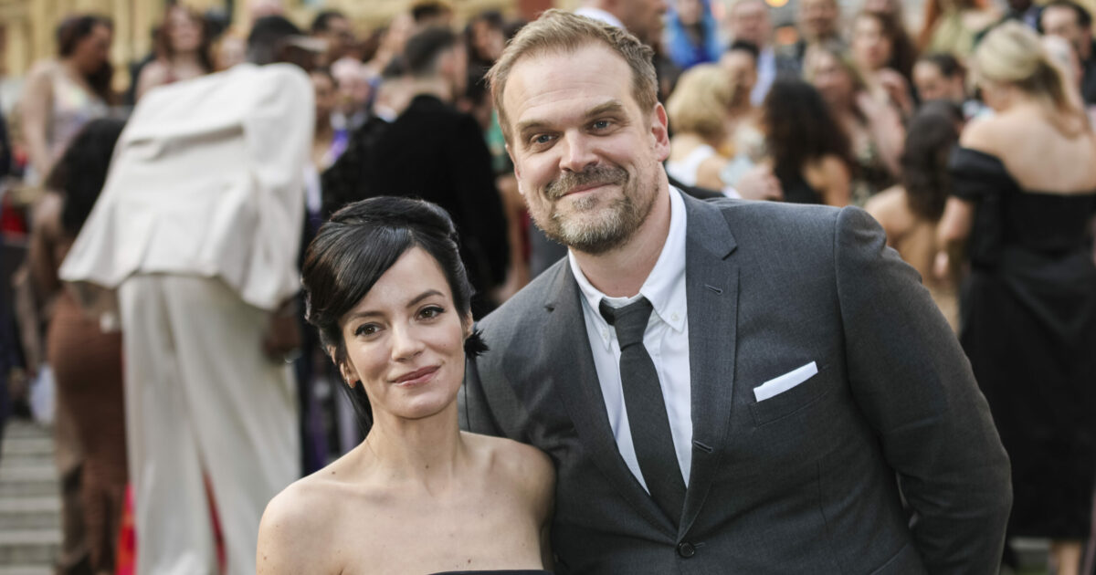 Lily Allen ha scoperto che il marito David Harbour la tradiva cercando altre donne su un’app di incontri: “Lui poi l’ha lasciata e per lei sono stati mesi di agonia”