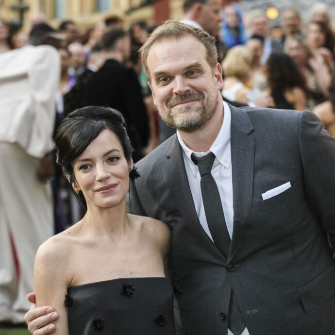 Lily Allen ha scoperto che il marito David Harbour la tradiva cercando altre donne su un’app di incontri: “Lui poi l’ha lasciata e per lei sono stati mesi di agonia”