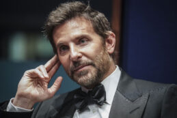 Copertina di Bradley Cooper compie 50 anni, il divo italo-irlandese dagli occhi di ghiaccio e dai capelli ribelli innamorato della modella Gigi Hadid
