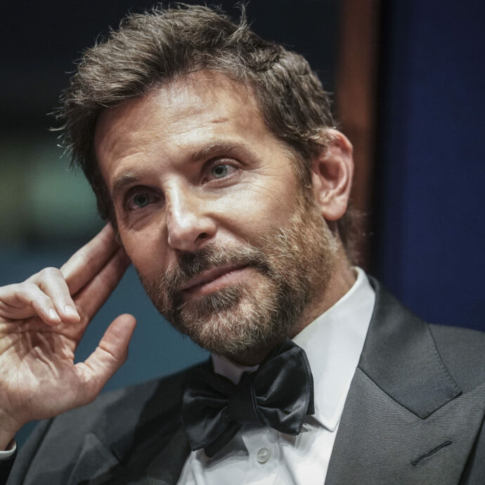 Bradley Cooper compie 50 anni, il divo italo-irlandese dagli occhi di ghiaccio e dai capelli ribelli innamorato della modella Gigi Hadid