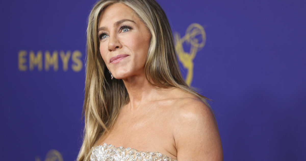 “Bevo il colostro al mattino con acqua a temperatura ambiente e un limone spremuto dentro. Poi tanto sport”: il segreto di bellezza di Jennifer Aniston