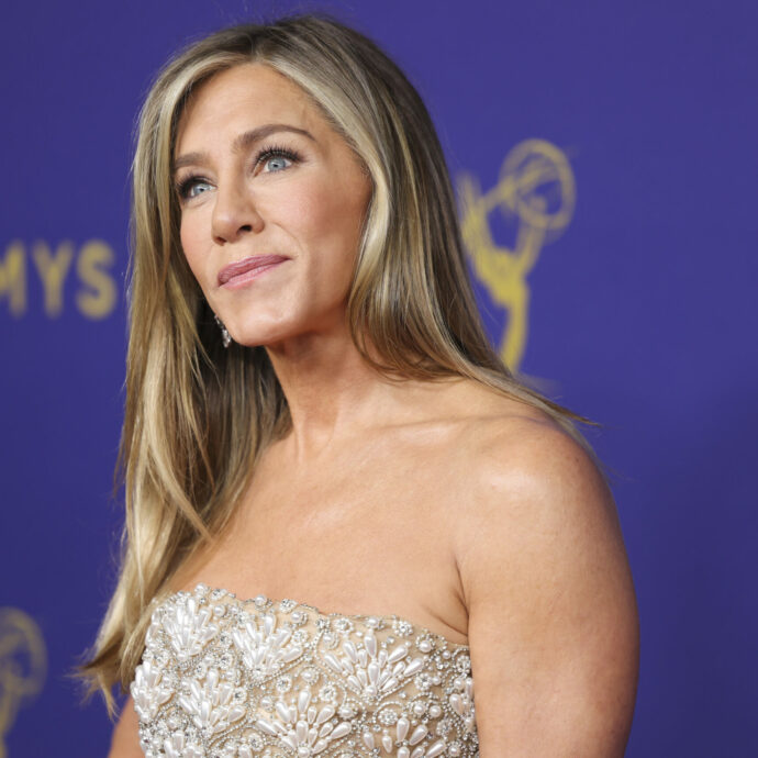 “Bevo il colostro al mattino con acqua a temperatura ambiente e un limone spremuto dentro. Poi tanto sport”: il segreto di bellezza di Jennifer Aniston