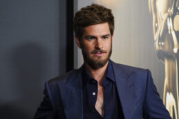 Copertina di Andrew Garfield: “Dopo la morte di mia madre stavo per sprofondare nell’abisso. Un film mi ha salvato. Tutto muore e tutto si perde, dobbiamo farci i conti”