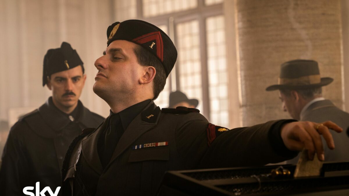 Un “discorso alla Nazione” di ‘Benito Mussolini’ a reti (quasi) unificate: la promozione della serie M. Il Figlio del Secolo è senza precedenti