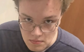 Copertina di “Ho mozzato testa e mani a un senzatetto e li ho messi nella mia camera da letto. Volevo capire cosa si prova ad uccidere”: la confessione horror di un adolescente