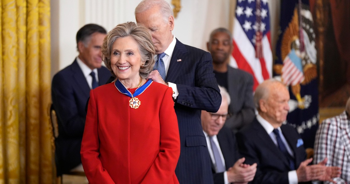 Da Hillary Clinton a Ralph Lauren: le medaglie “anti Trump” assegnate da Biden. E Musk attacca il premio a Soros