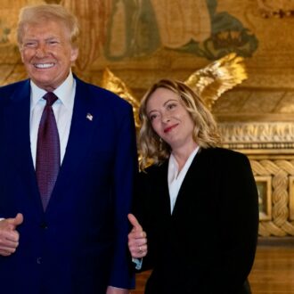 Copertina di Meloni da Trump per 5 ore: “Spinta aggressiva” per Sala