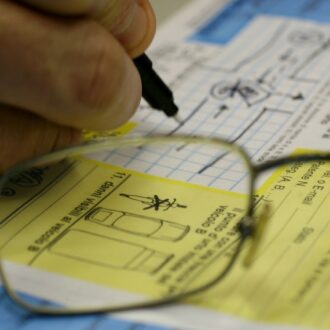 Copertina di Meloni fa un regalo alle assicurazioni: risarcimenti tagliati