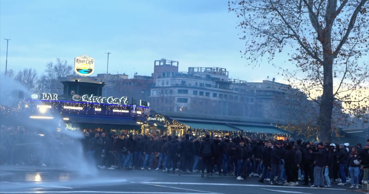 Roma Lazio, fumogeni e petardi davanti allo stadio Olimpico: la polizia usa l’idrante per fermare i tifosi – Video