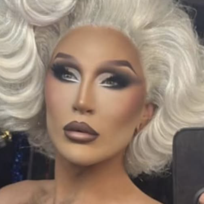 È morta The Vivienne, la drag queen di successo aveva vinto la prima edizione di RuPaul’s Drag Race UK. La famiglia distrutta chiede il rispetto per la privacy