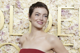 Copertina di Golden Globe 2025, Emma Stone come Audrey Hepburn: sul red carpet tutti pazzi per il suo “pixie cut”