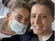 Copertina di “Al primo appuntamento l’ospedale ci ha chiamato per dire che uno di noi aveva il cancro”: la storia drammatica dei giovani coniugi Chloe e Josh Jackson