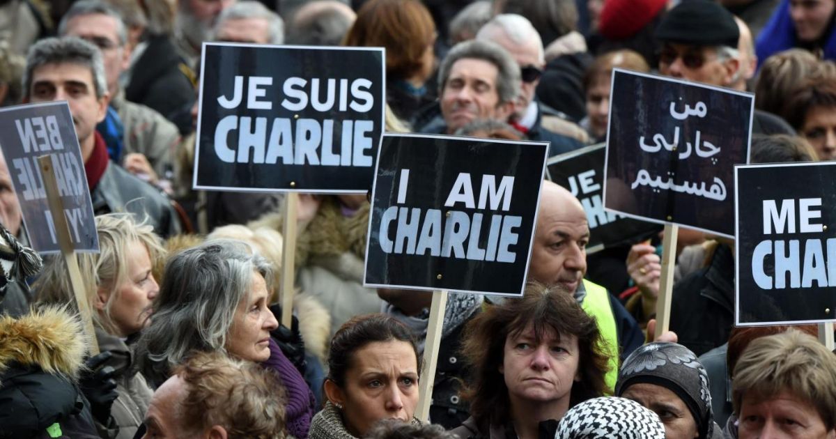 Charlie Hebdo, dieci anni fa l’attentato che ha cambiato la Francia. “Ma oggi in quanti difendono la satira? La libertà d’espressione in declino in tutto il mondo”