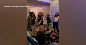 Copertina di Demi Moore conquista il suo primo Golden Globe: la reazione delle figlie è emozionante – Video