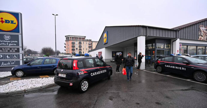 Bergamo, accoltellata davanti a un supermercato dal marito. Salvata dai passanti che lo hanno preso a sassate