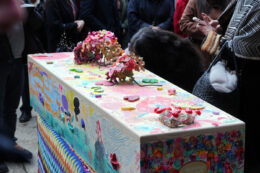 Copertina di L’addio a Rosita Missoni: la bara arcobaleno con i disegni dei nipoti per l’ultima sfilata della “regina della maglieria”