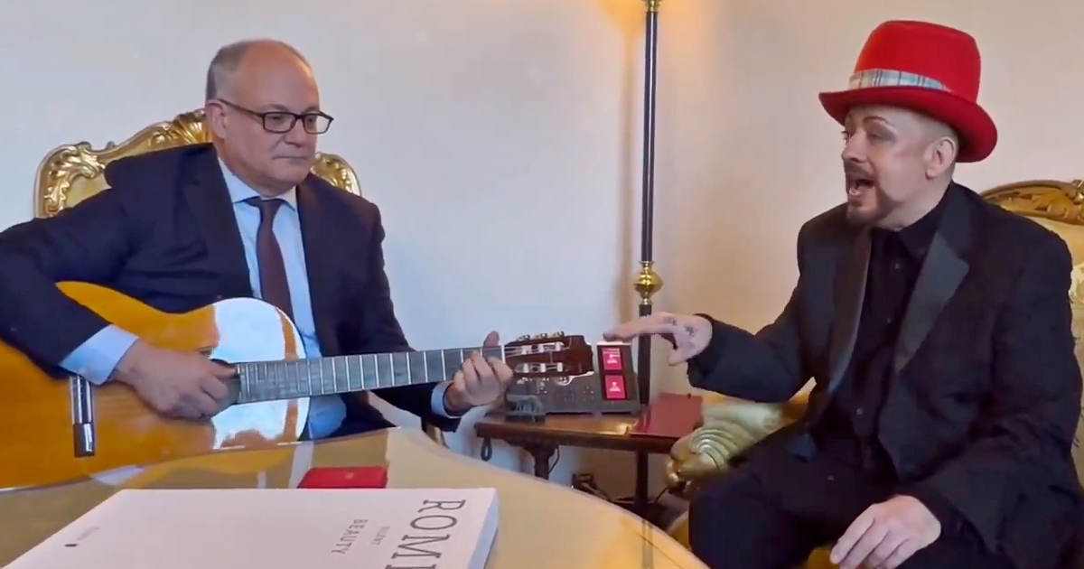 Il sindaco Gualtieri di nuovo alla chitarra, il duetto col cantautore inglese Boy George in Campidoglio – Video