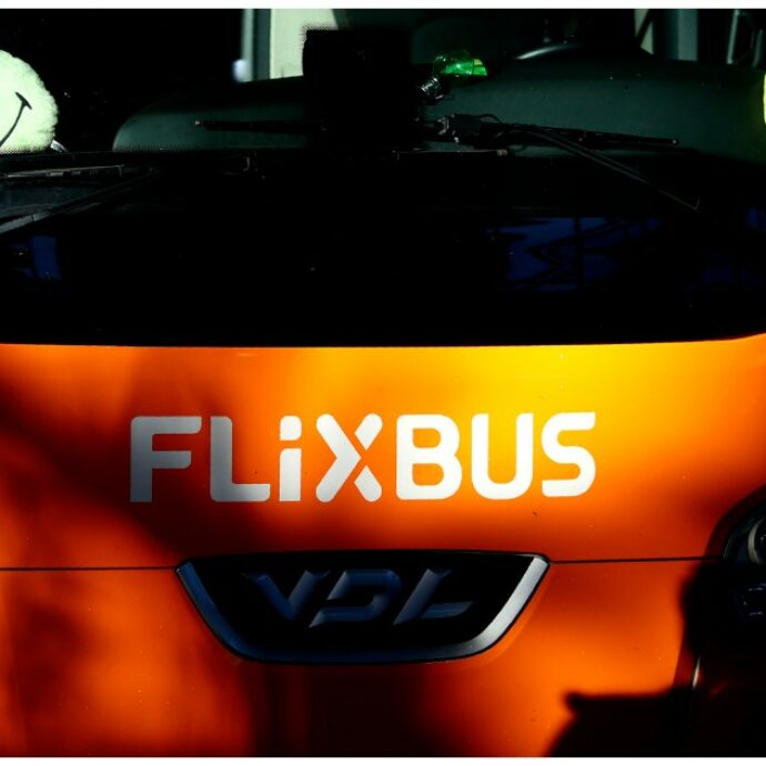 “Io 19enne scaricato da FlixBus di notte in tangenziale. Ero completamente solo e senza assistenza”: la denuncia di Giuseppe. L’azienda avvia un’indagine interna