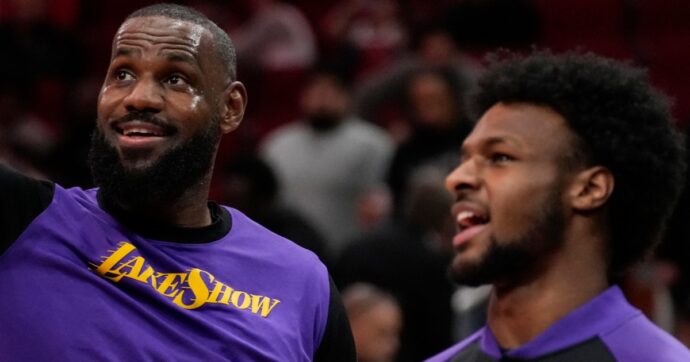 Il “progetto famiglia” di LeBron James è un fallimento: il figlio Bronny non sfonda e viene retrocesso dai Los Angeles Lakers