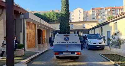 Copertina di “Urina nella culla, era vivo il neonato abbandonato nella chiesa a Bari”