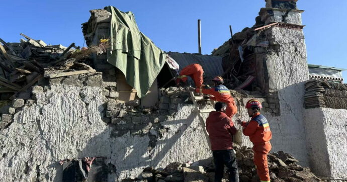 Violento terremoto in Tibet: almeno 126 morti nella scossa di magnitudo 6.8 tra Cina e Nepal, il più forte degli ultimi 5 anni