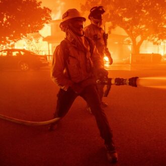 Copertina di Incendi in California, impossibile negare il legame con la crisi climatica